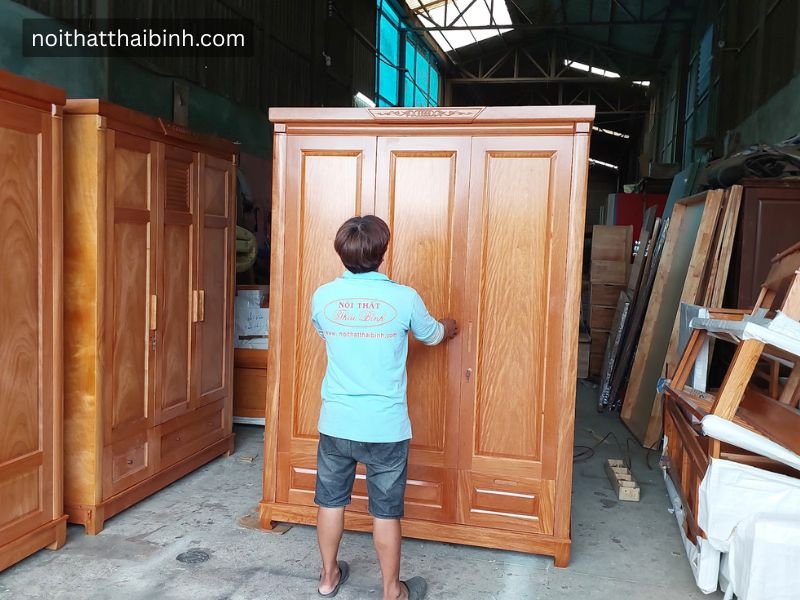 Tủ quần áo gỗ tự nhiên MS 3262 đặt trong phòng ngủ