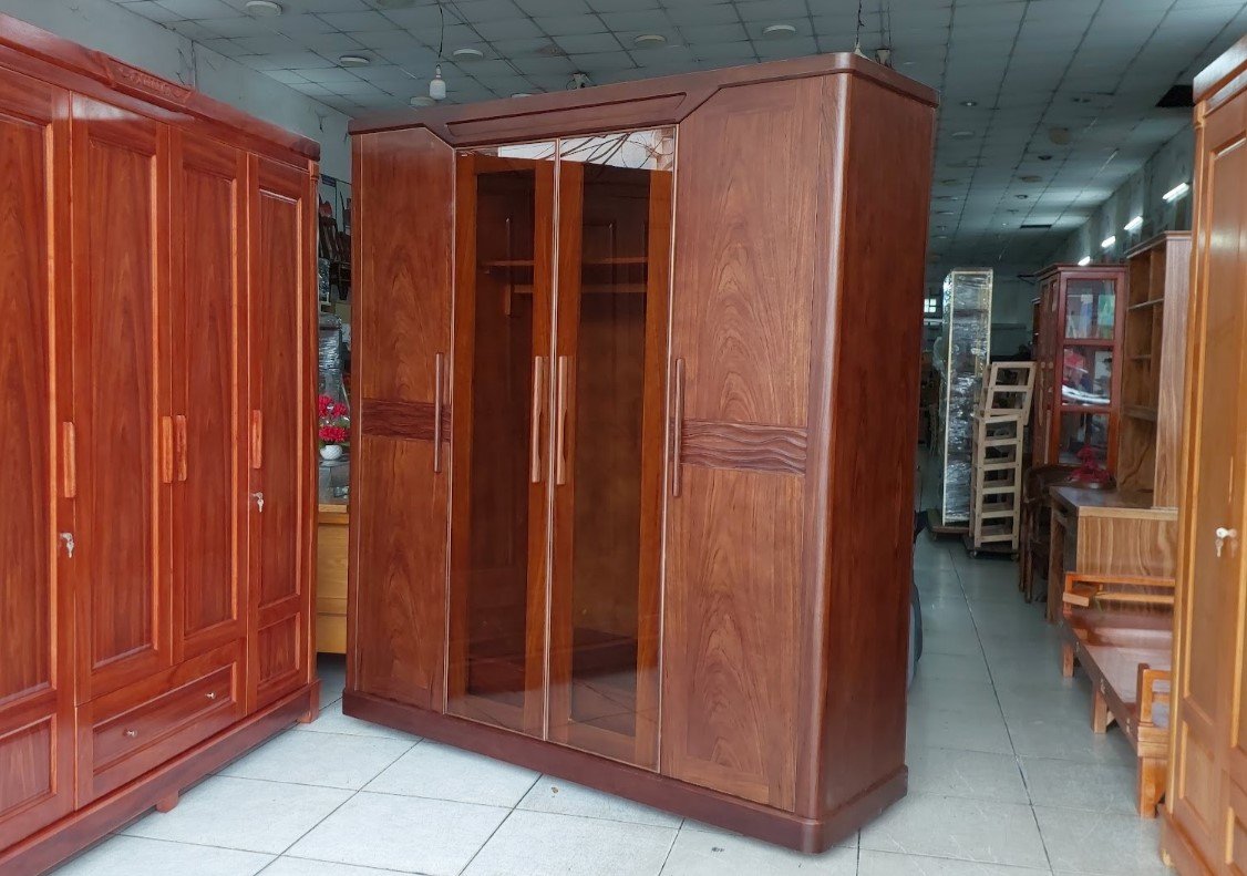 Tủ quần áo gỗ tự nhiên cánh kính đặt trong phòng ngủ