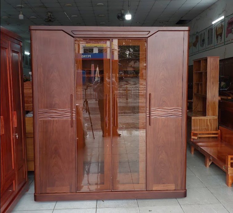 Cánh kính trong suốt của tủ áo gỗ tự nhiên