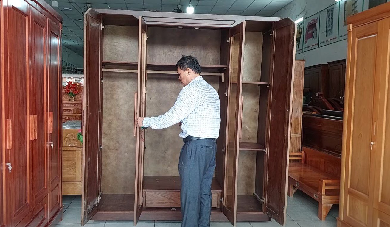 Tủ áo gỗ tự nhiên cánh kính màu vân gỗ óc chó