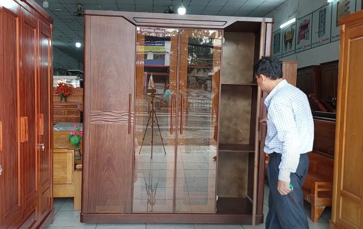 Tủ 2 cánh kính gỗ tự nhiên kê sát tường phòng ngủ