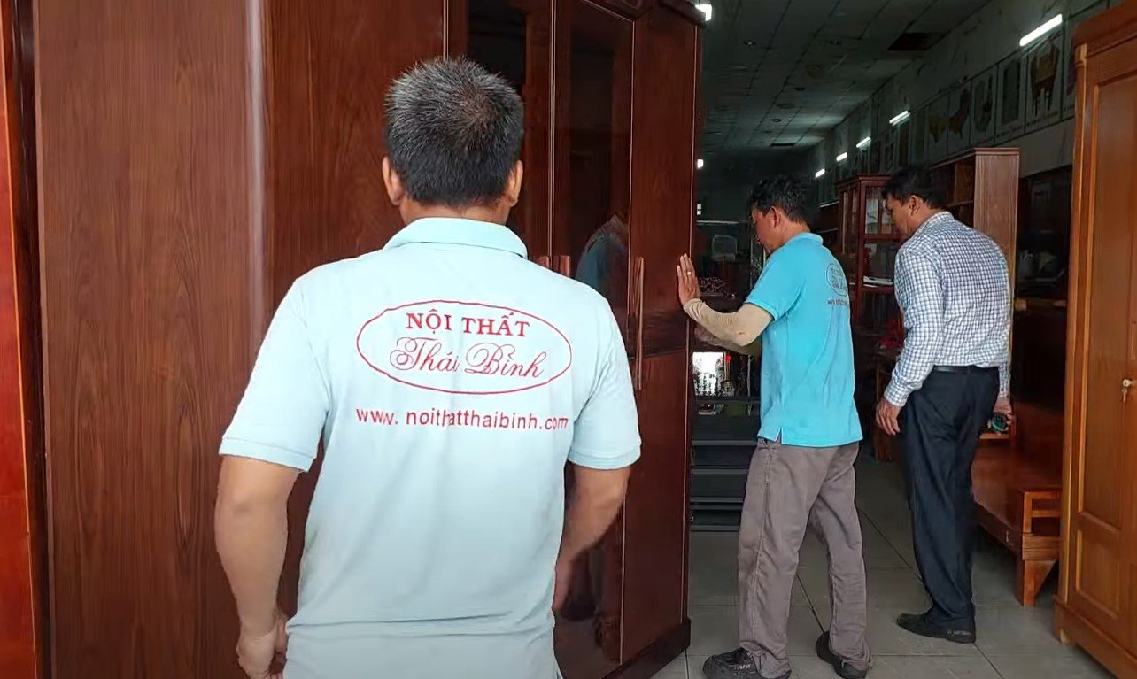 Chi tiết bản lề và tay nắm tủ áo cánh kính gỗ tự nhiên