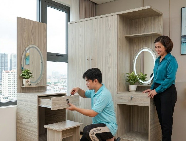 Góc nghiêng tủ quần áo kết hợp bàn trang điểm trong phòng ngủ