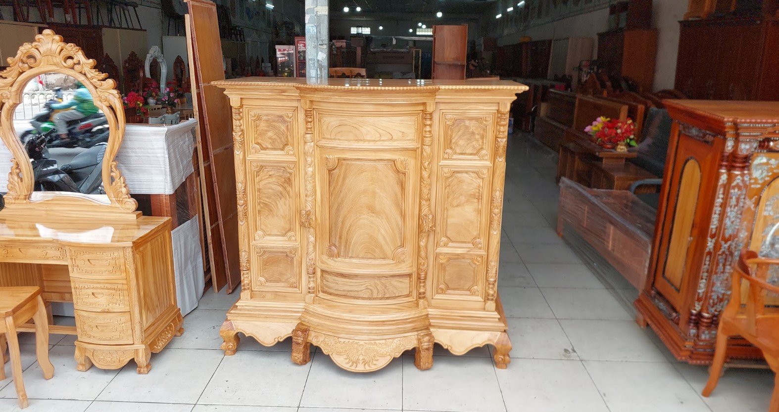 Tủ thờ bụng phệ gỗ gõ đỏ tự nhiên 3468 Mặt bên tủ thờ bụng phệ gõ đỏ đặt trong nhà