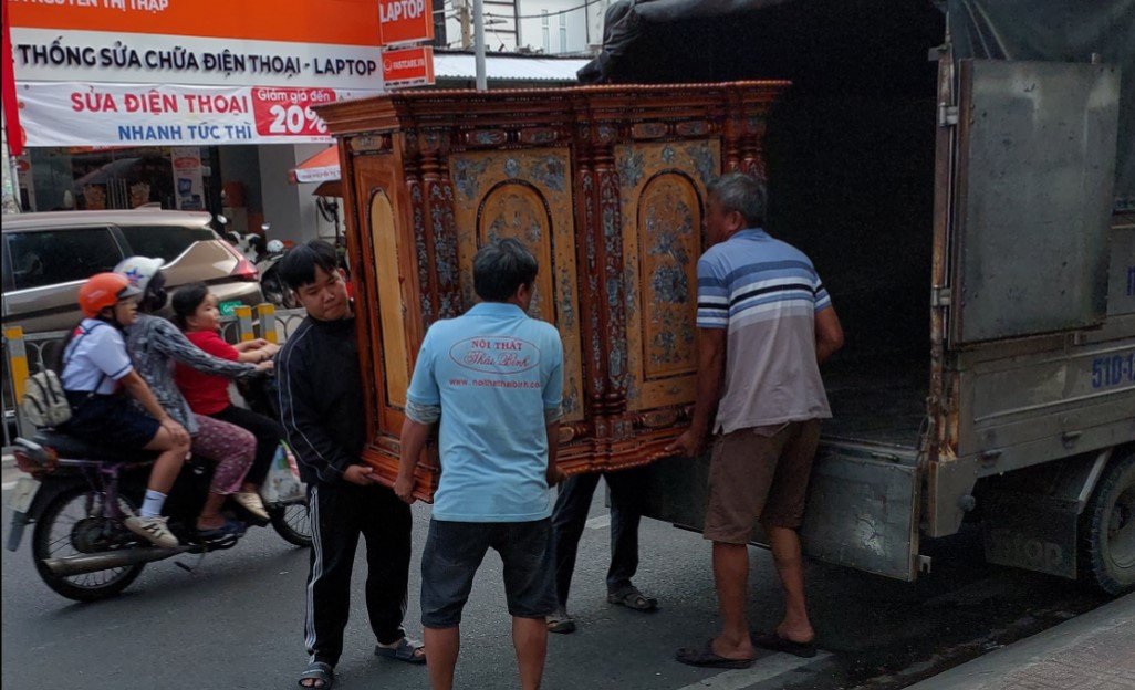 Góc nghiêng tủ thờ 9 trụ gỗ căm xe gõ đỏ