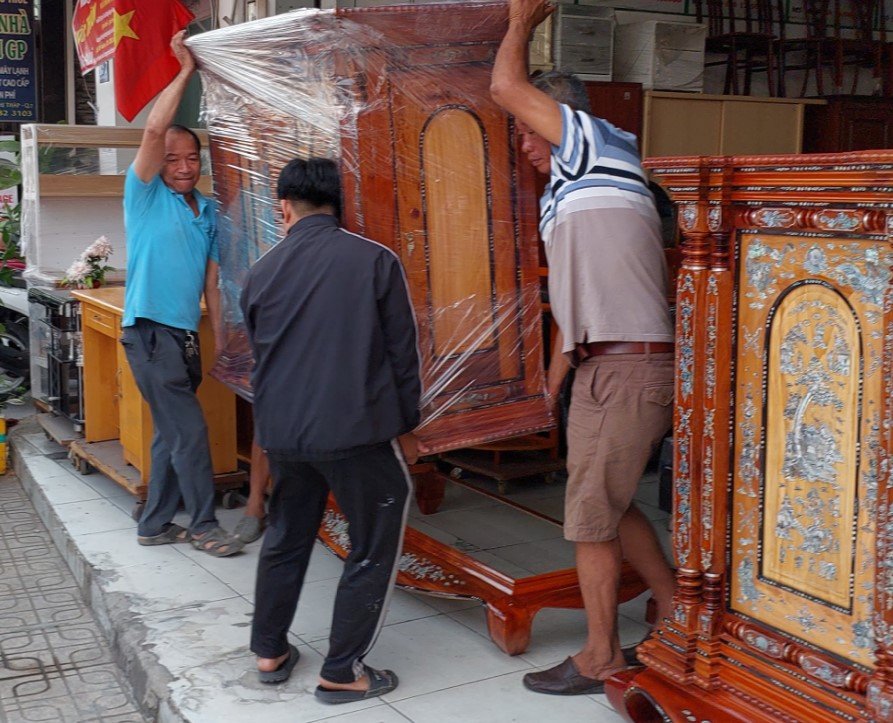 Tủ thờ khảm xà cừ đặt trong phòng thờ gia đình
