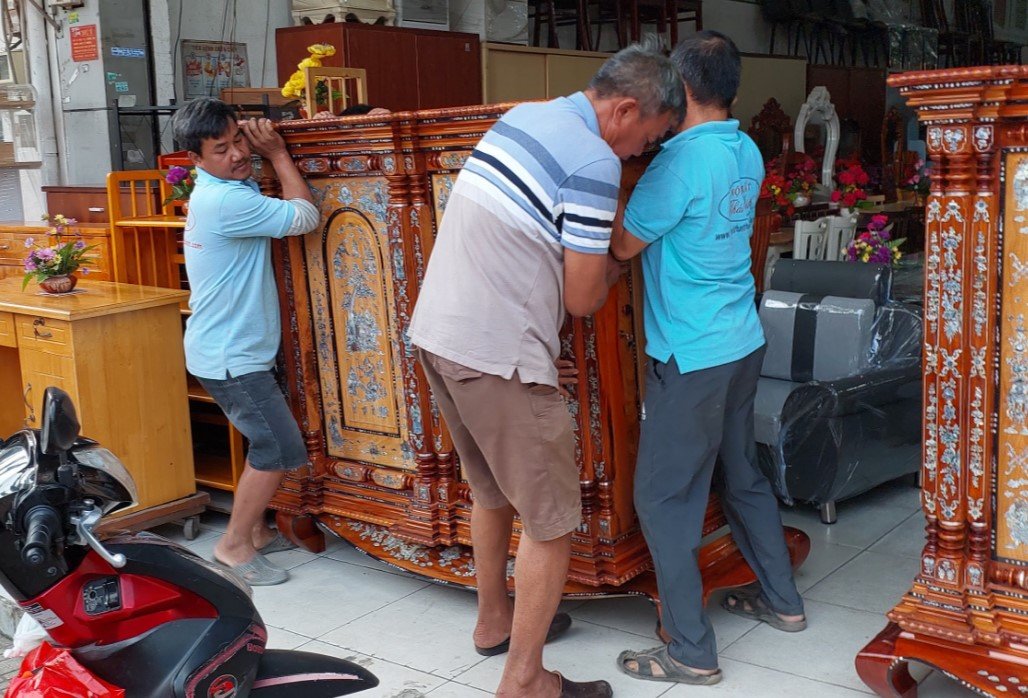 Chi tiết khảm xà cừ trên tủ thờ gỗ căm xe