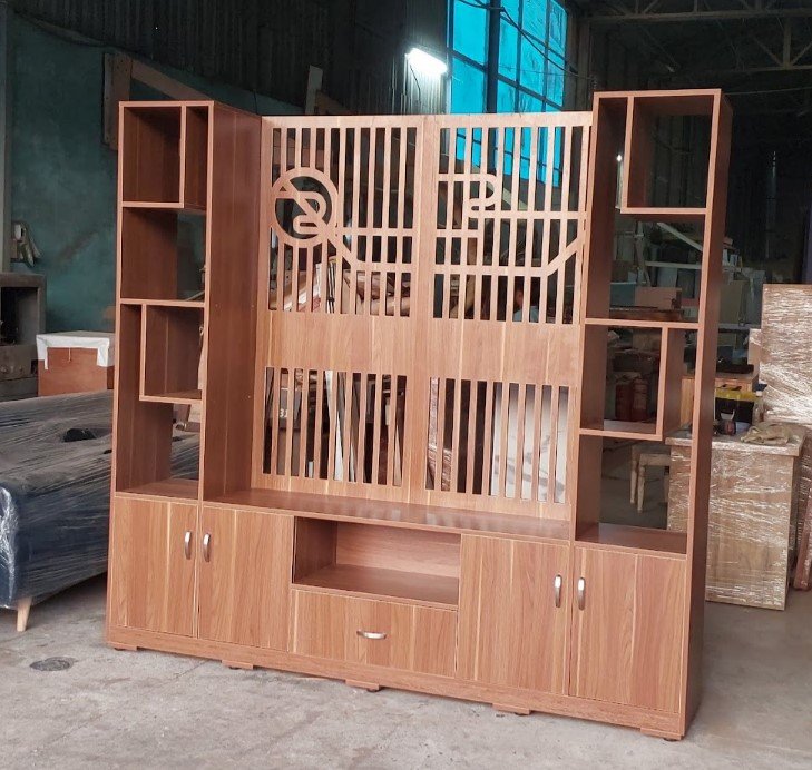 Không gian phòng khách có vách ngăn kệ tivi gỗ MDF