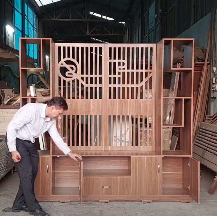 Vách ngăn phòng khách kết hợp kệ tivi màu vân gỗ tự nhiên