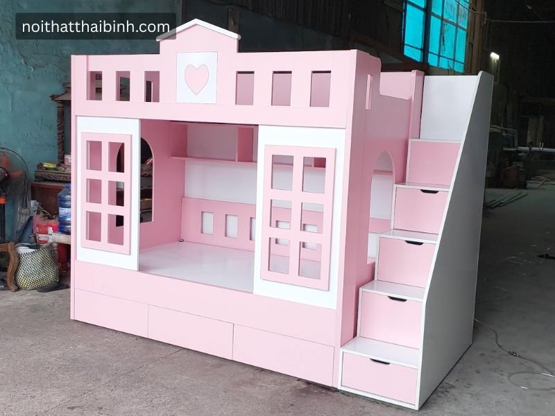 Cầu thang lên tầng trên của giường tầng hình ngôi nhà gỗ