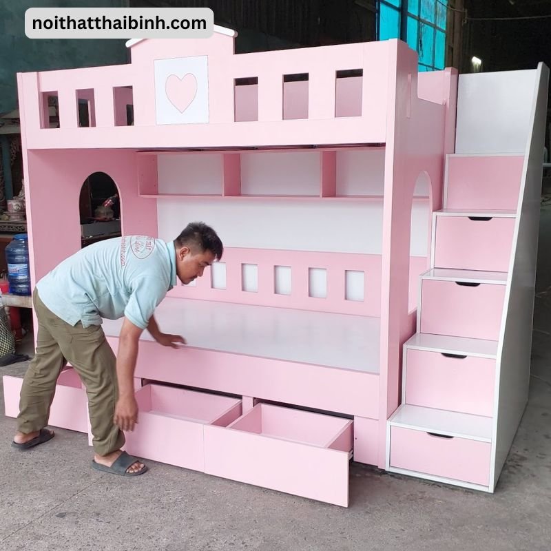 Không gian phòng ngủ bé lắp giường tầng ngôi nhà gỗ MDF