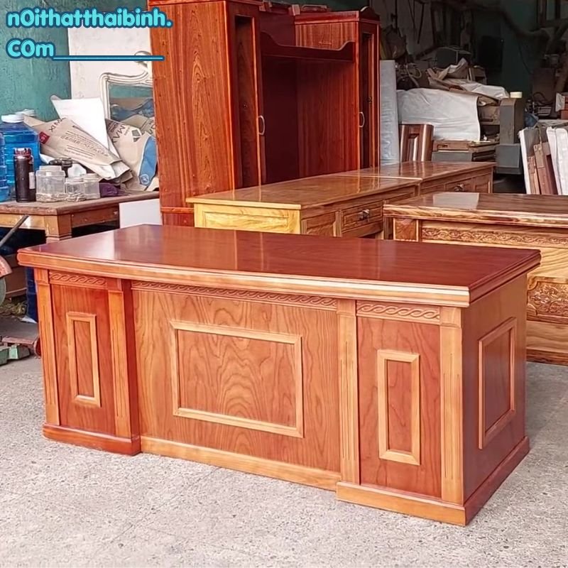 Bàn giám đốc gỗ tự nhiên MS 3060 – Thiết kế đẳng cấp cho văn phòng Bàn giám đốc gỗ tự nhiên MS 3060 nhìn từ phía trước