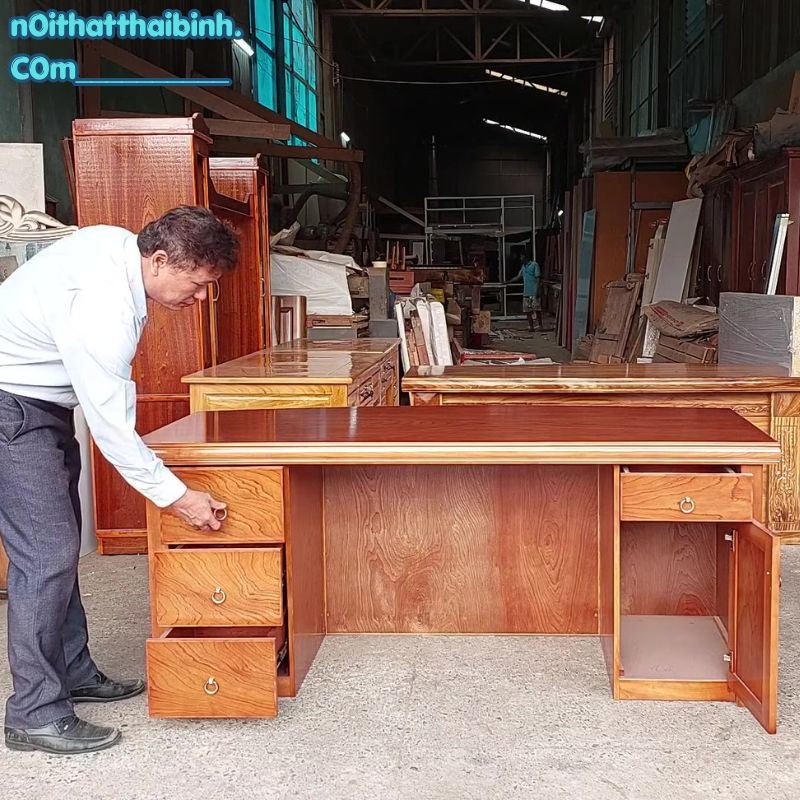 Bàn giám đốc gỗ tự nhiên MS 3060 – Thiết kế đẳng cấp cho văn phòng Cận cảnh vân gỗ xoan đào trên bàn giám đốc