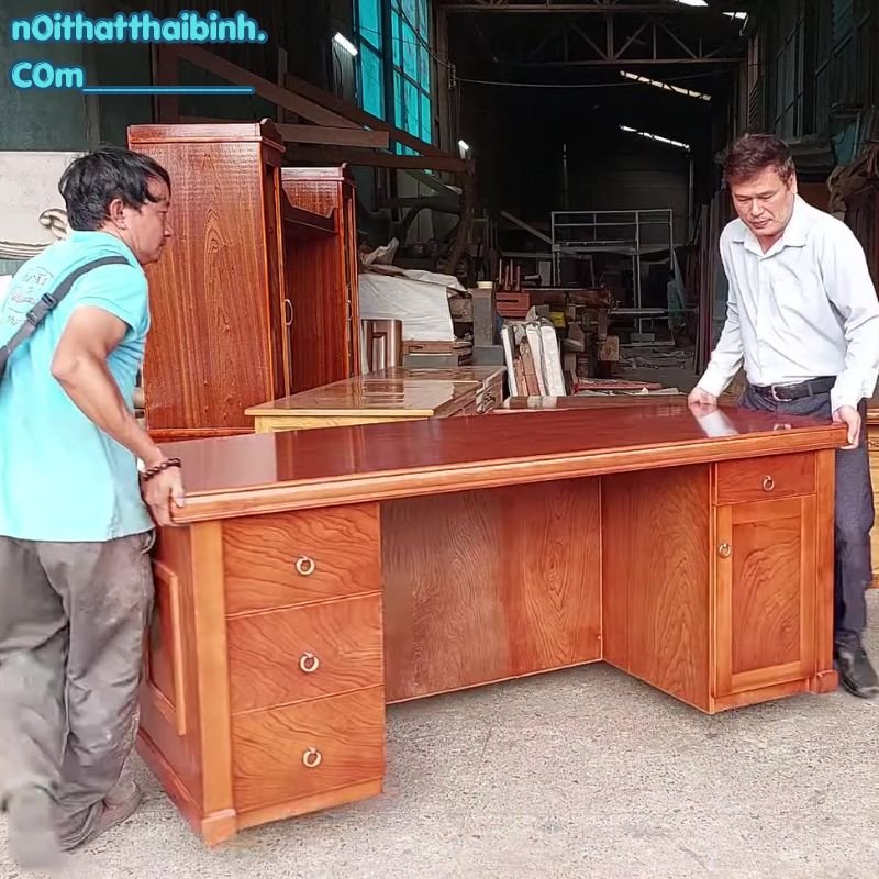 Bàn giám đốc gỗ tự nhiên MS 3060 – Thiết kế đẳng cấp cho văn phòng Tổng thể thiết kế bàn giám đốc MS 3060 trong nhà xưởng