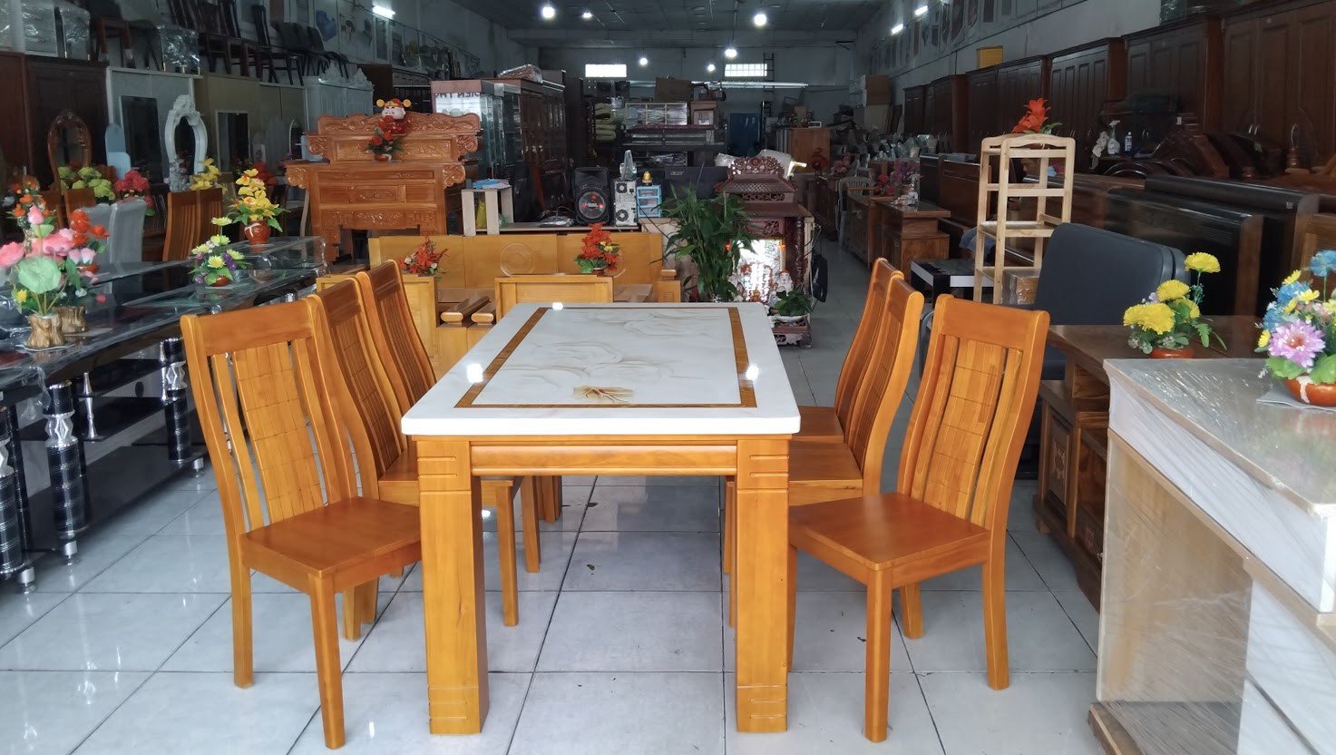 Bộ bàn ăn gỗ cao su mặt đá trắng nhìn tổng thể