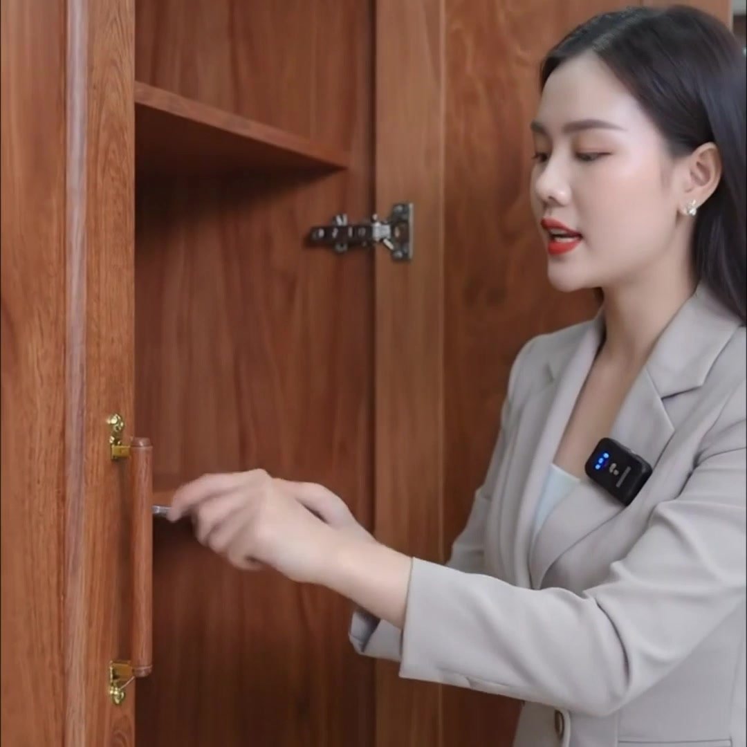 Kiểm tra và siết chặt bản lề tủ quần áo gỗ tự nhiên bằng tua vít.