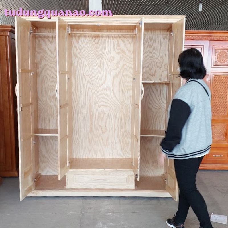 Tủ quần áo gỗ sồi tự nhiên MS 3493 - Giá tốt TPHCM Chi tiết tay nắm và họa tiết trên tủ gỗ sồi