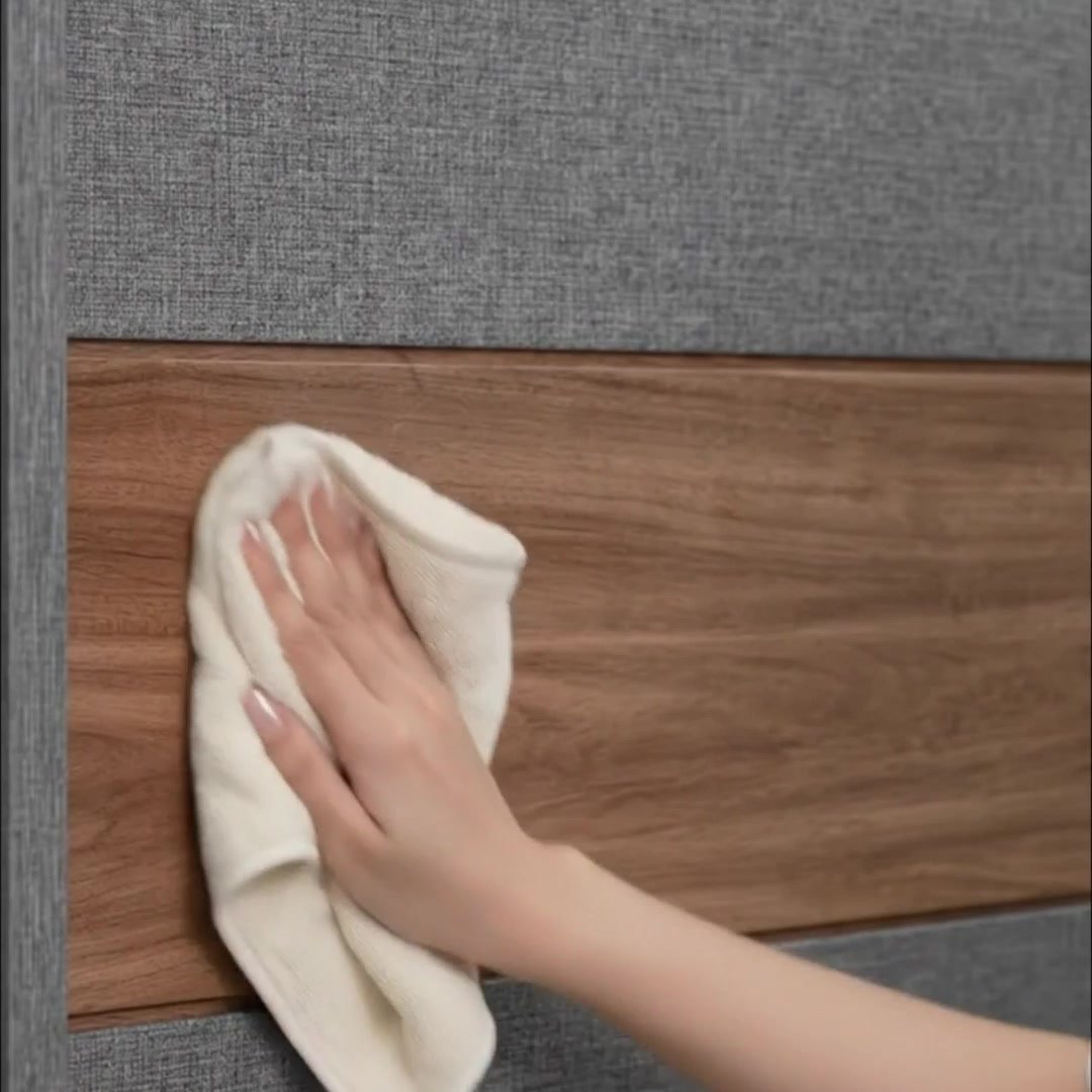 Vệ sinh tủ quần áo gỗ tự nhiên bằng khăn microfiber mềm theo chiều vân gỗ.
